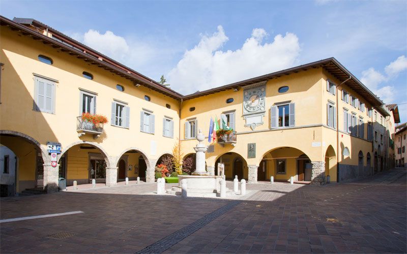 Gandino_piazza_del_Municipio