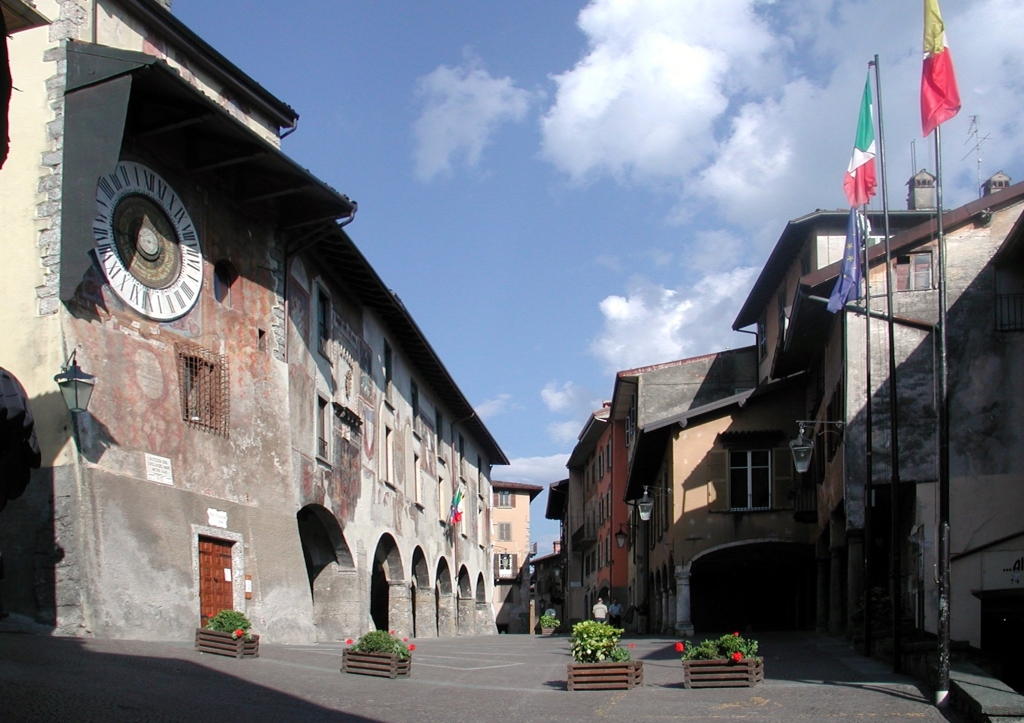 Clusone_piazza_Orologio.