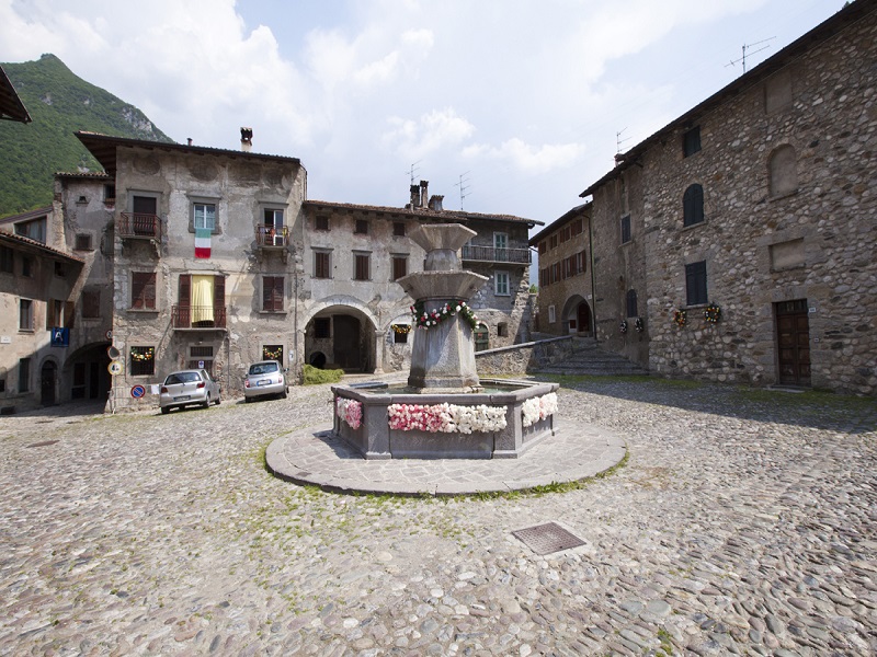 L'antica piazza di Ogna la passeggiata lungo il Serio e aperitivo in agriturismo