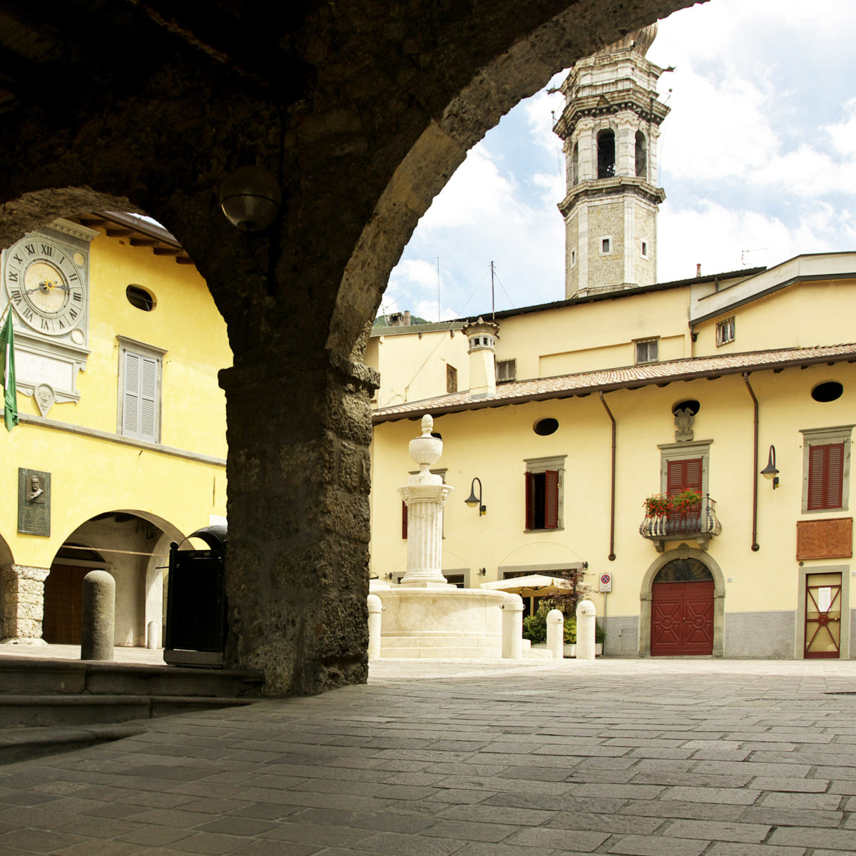 2017 08 27 Gandino Piazza Porticato