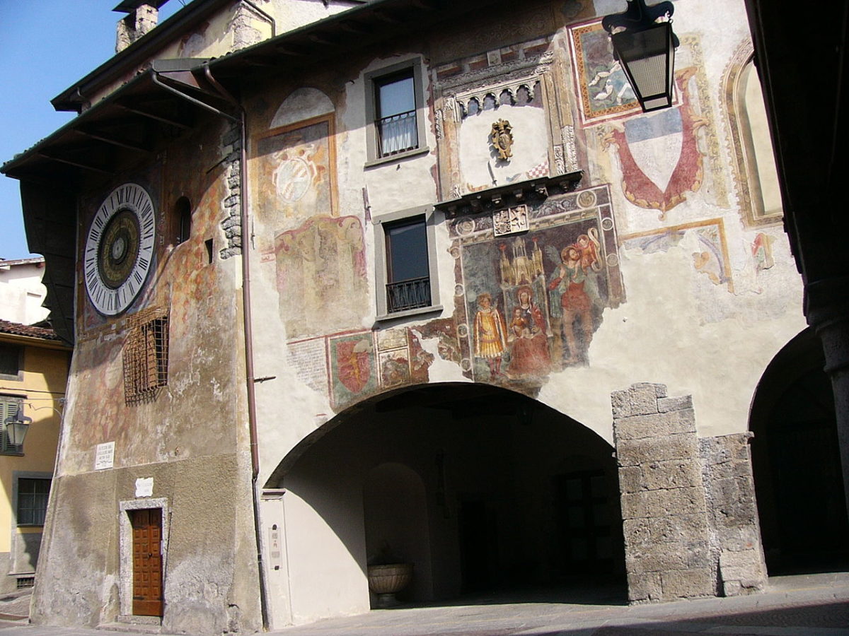 Clusone_palazzo_comunale_e_torre_dellorologio.jpg