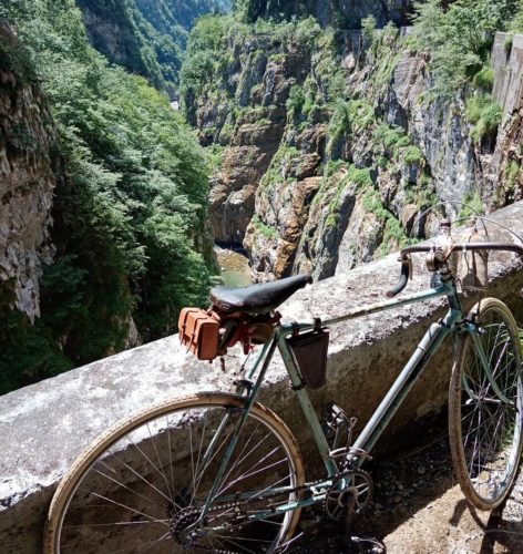 Vie di un tempo e biciclette d’epoca (@Luciano Cascioli)