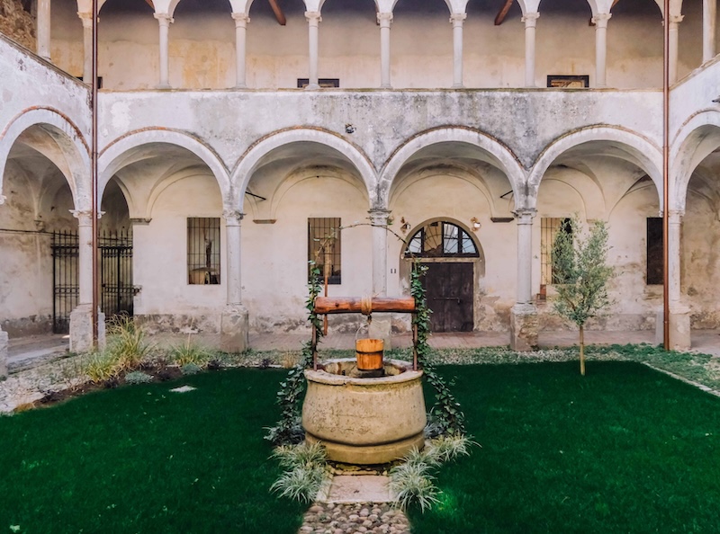 In Chiostro Scopri La Ripa