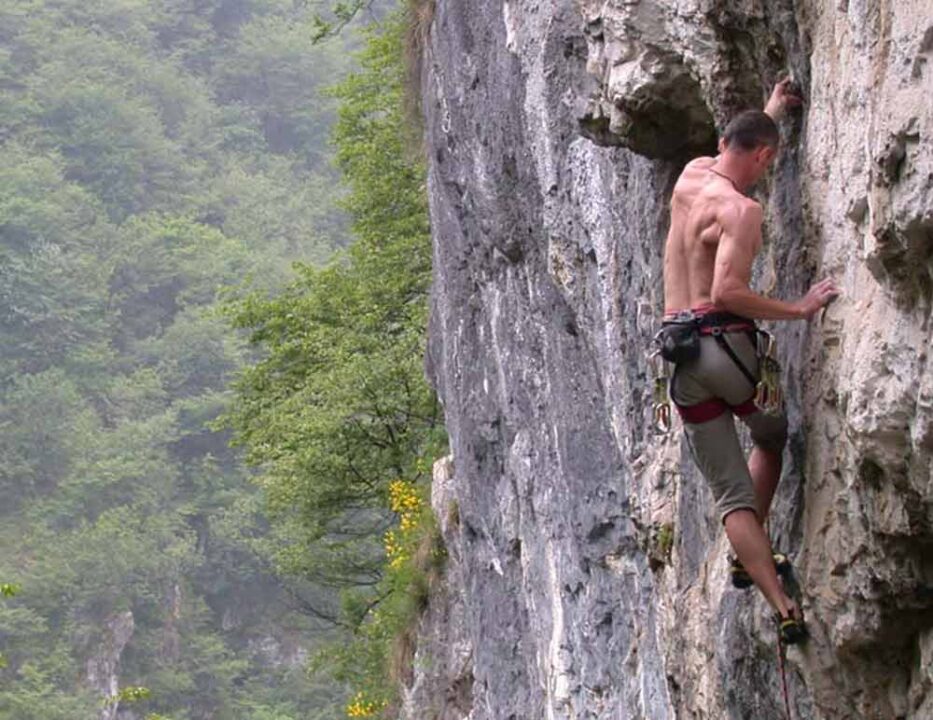 thumbnail Arrampicare le falesie di Valgua